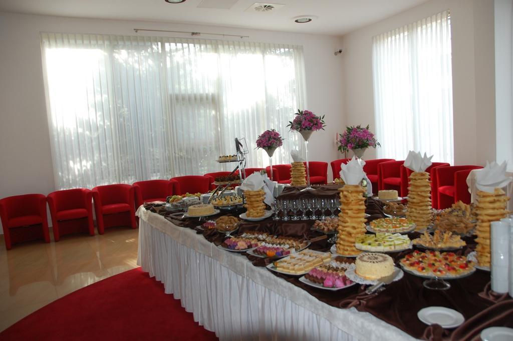 Hotel Unibus Белск Подляски Екстериор снимка