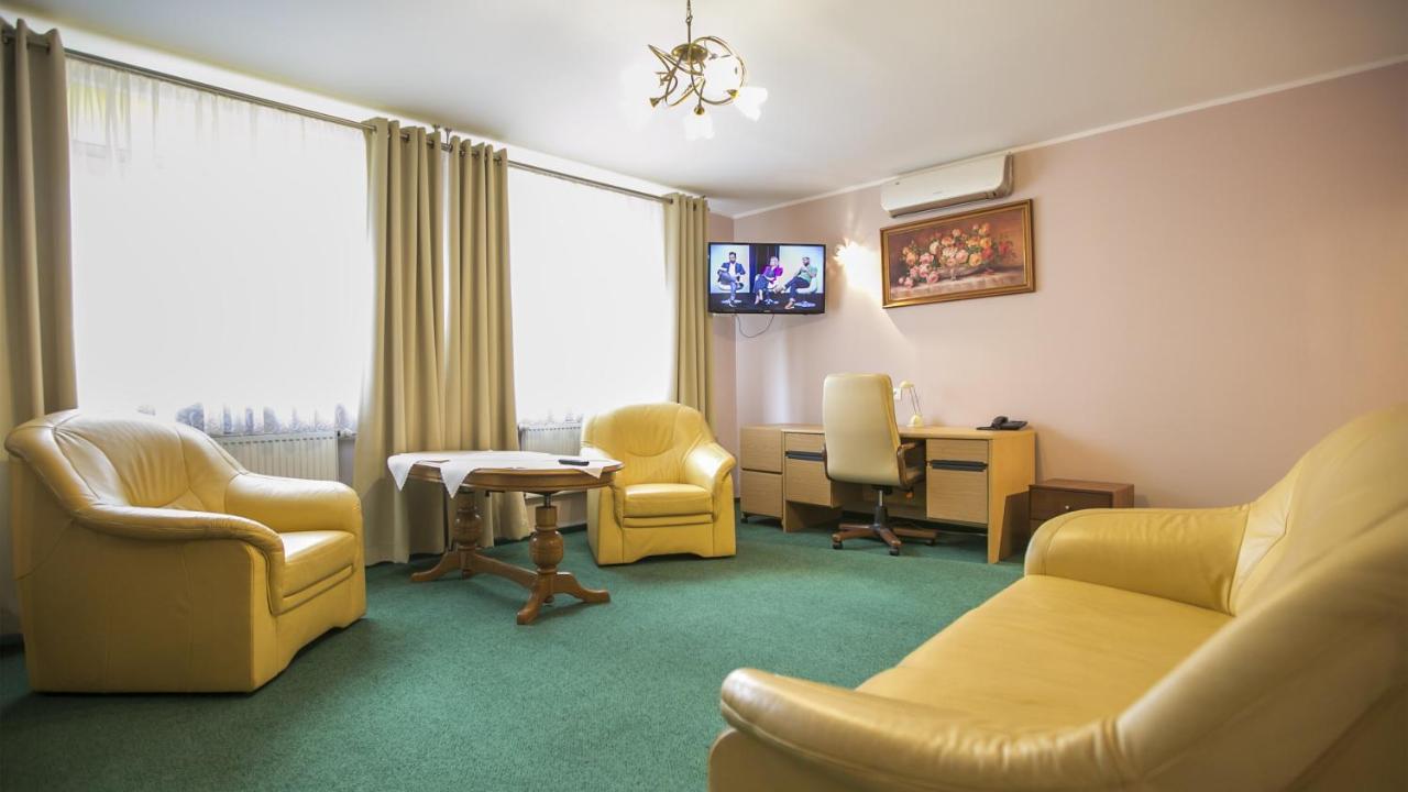 Hotel Unibus Белск Подляски Екстериор снимка