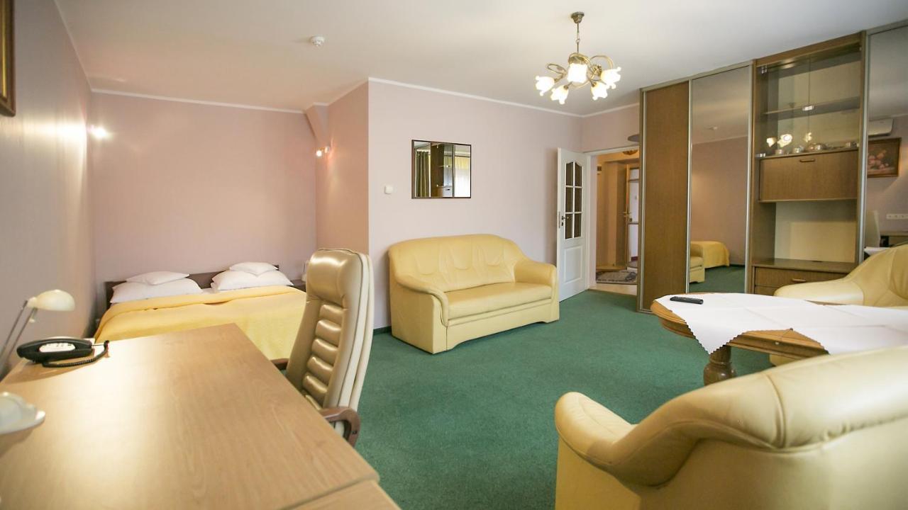 Hotel Unibus Белск Подляски Екстериор снимка