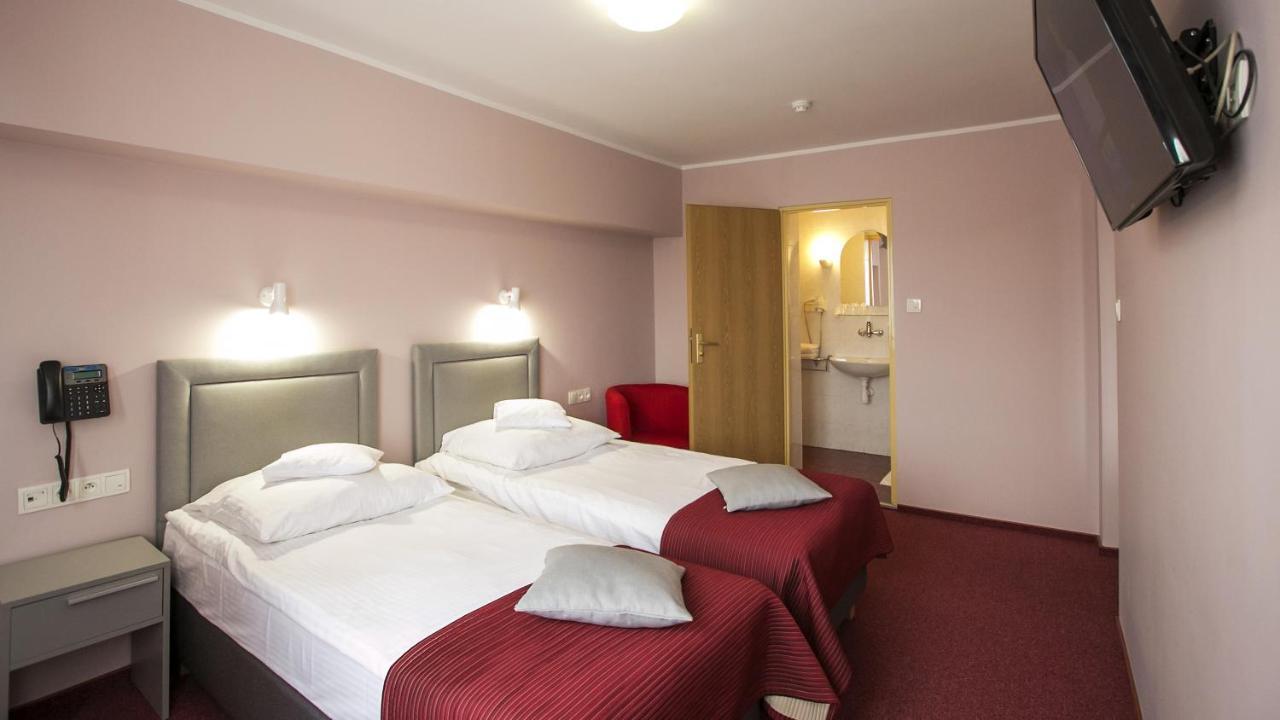 Hotel Unibus Белск Подляски Екстериор снимка