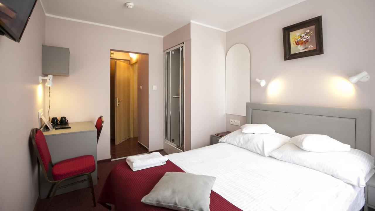Hotel Unibus Белск Подляски Екстериор снимка