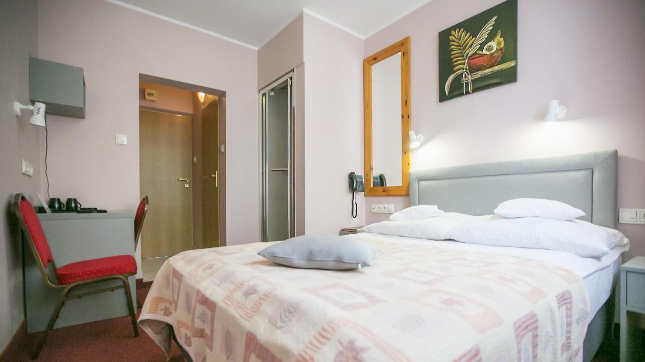 Hotel Unibus Белск Подляски Екстериор снимка