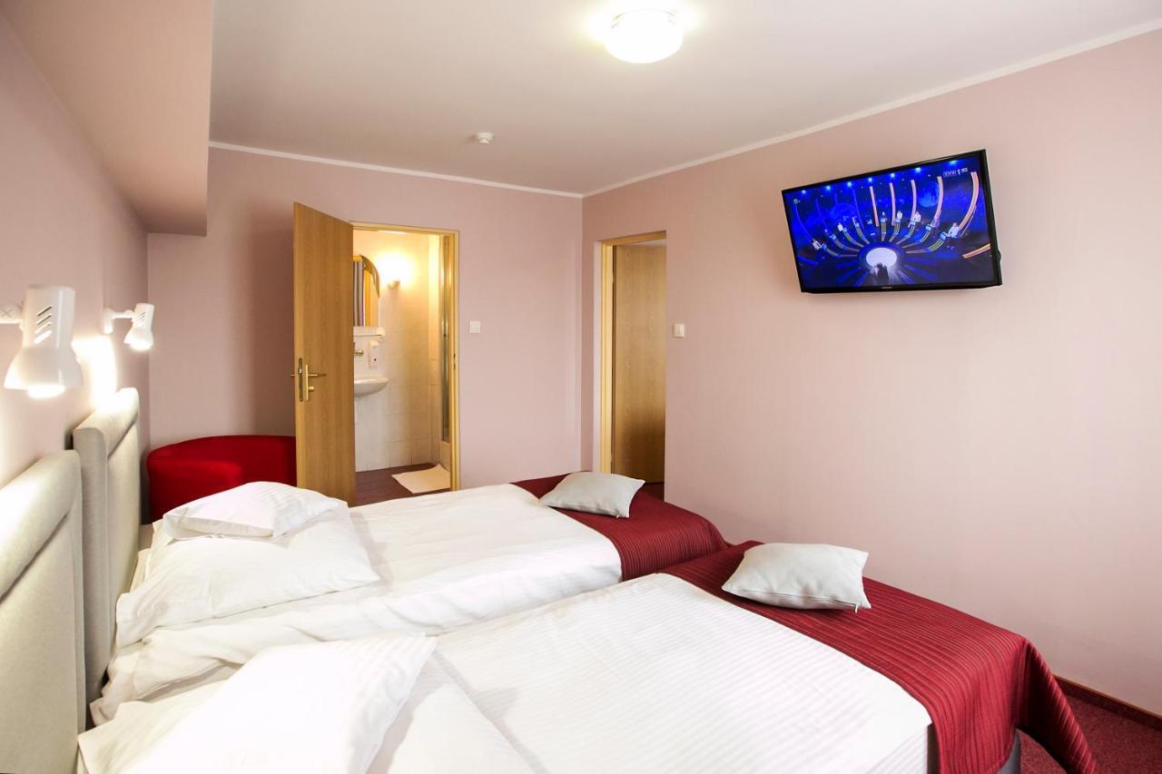 Hotel Unibus Белск Подляски Екстериор снимка