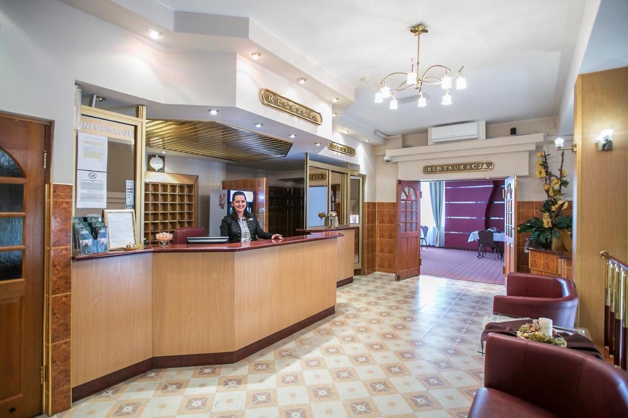Hotel Unibus Белск Подляски Екстериор снимка